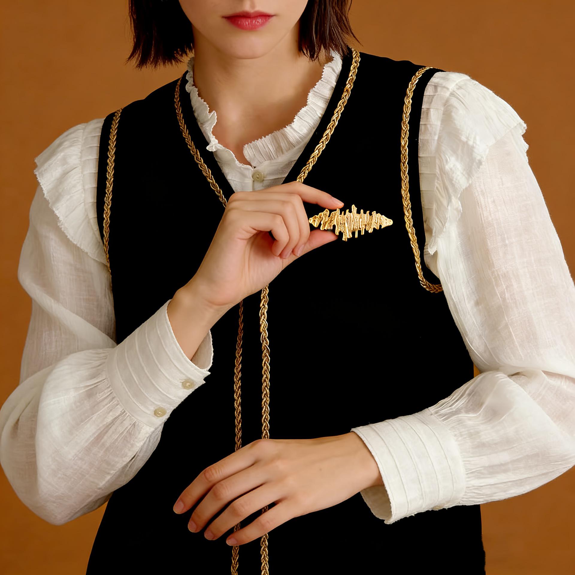 Retro Pleated Geometric Brooch: Irregular Design for Women s Everyday Elegance. золотой