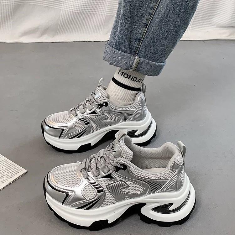 Chaussures de papa populaires femmes 2025 été nouvelles polyvalentes à semelle épaisse petite taille homme augmentation de la taille maille respirante chaussures de sport décontractées