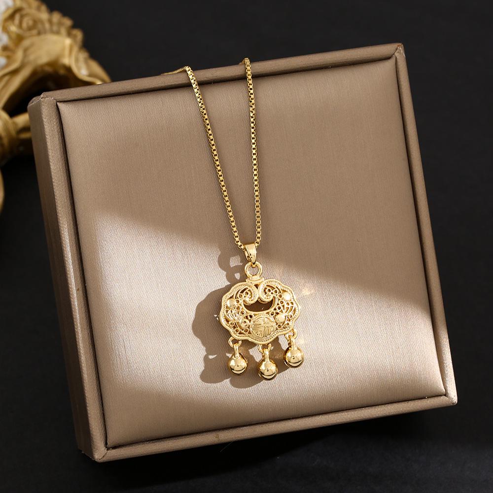 Elegant Korean Micro-Inlaid Titanium Necklace - Luxurious Women's Clavicle Chain, Non-Fading, Unique Minority Design.