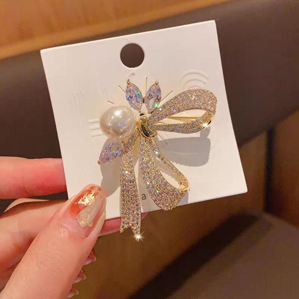 Luxuriöse, atmosphärische Brosche, exquisite, funkelnde Diamant-Perlenbrosche, Nischen-Premium-Design, Pin, Temperament-Accessoires