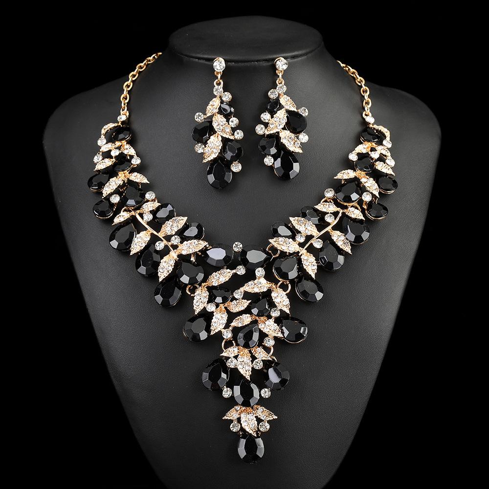 2026 Accessories Exaggerated Vintage Necklace Set Female Luxury Crystal Banquet Dress Accessories Collarbone Chain