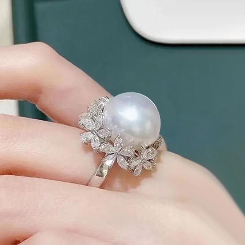 Huitan Exquisite Blumenfassung Imitation Perlenringe für Damen Romantische Braut Hochzeitsringe Temperament Elegante Damen Schmuckstücke