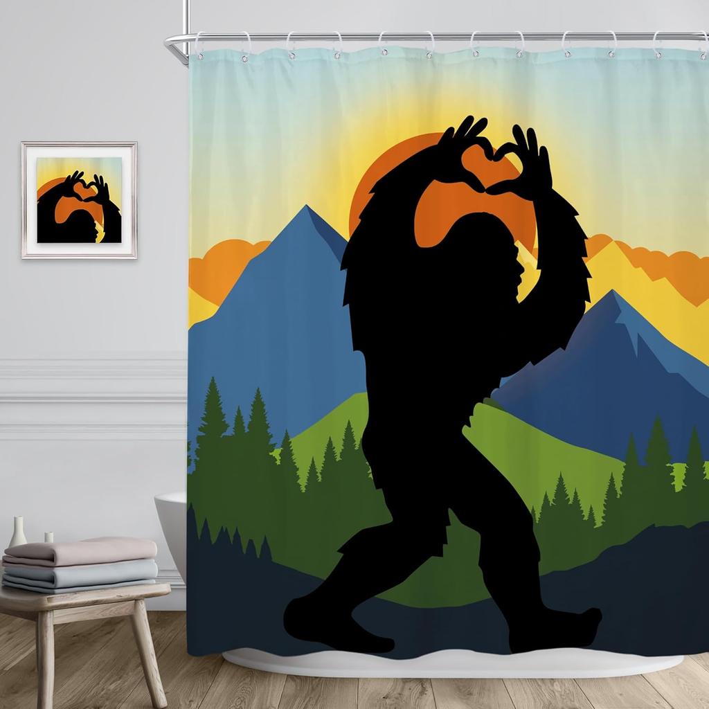Bigfoot Duschvorhang Sasquatch Silhouette Herzzeichen Berglandschaft Naturkunst Lustiges Design Badezimmerdekoration Wasserdichtes Gewebe