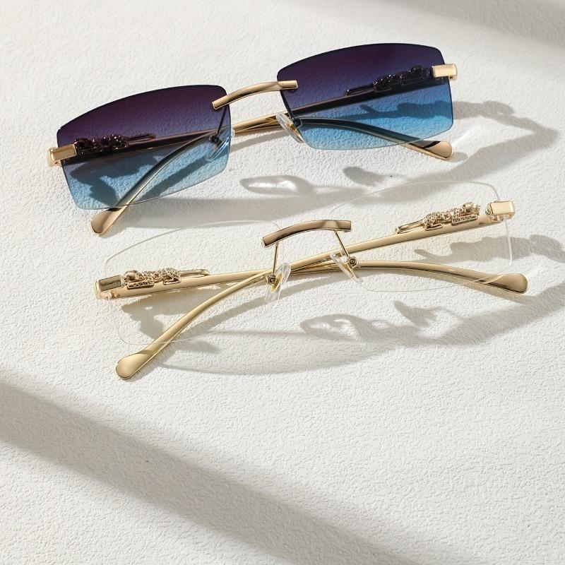 

Две пары стильных квадратных очков для мужчин, подходящих для повседневной носки.