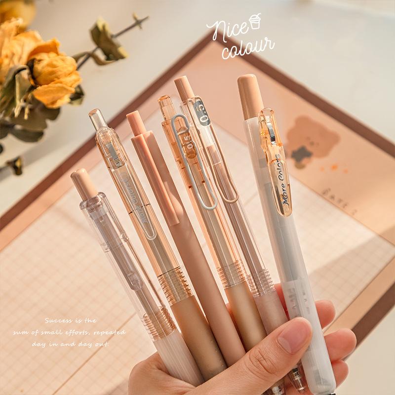 Set di 6 penne gel color crema e set di evidenziatori con pennarello multicolore per scrittura con inchiostro nero e fusto trasparente
