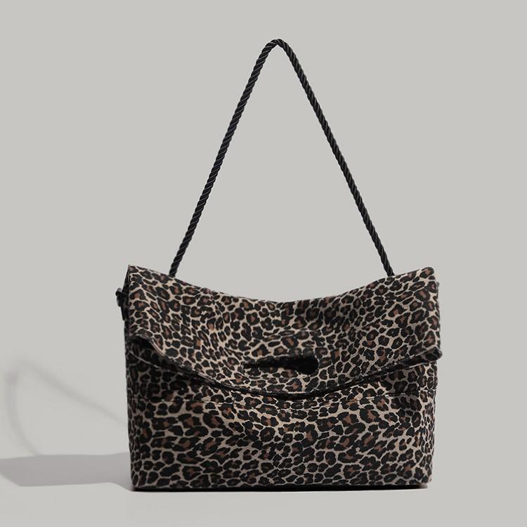 

Leopard print canvas tote bag large capacity 2025 new retro commuter shoulder oblique span bag niche handbag women