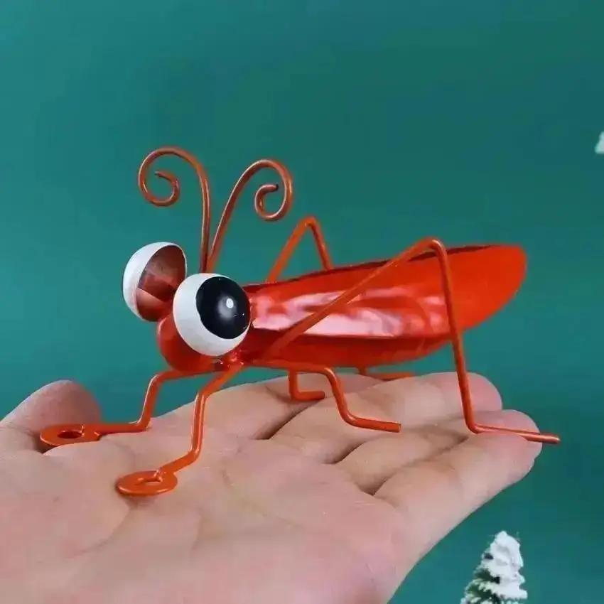 1 Pcs Outdoor Tree Wall Art Garden Grasshopper Statue Garden Cute Metal Grasshopper Statue Decoration Desk Accessories