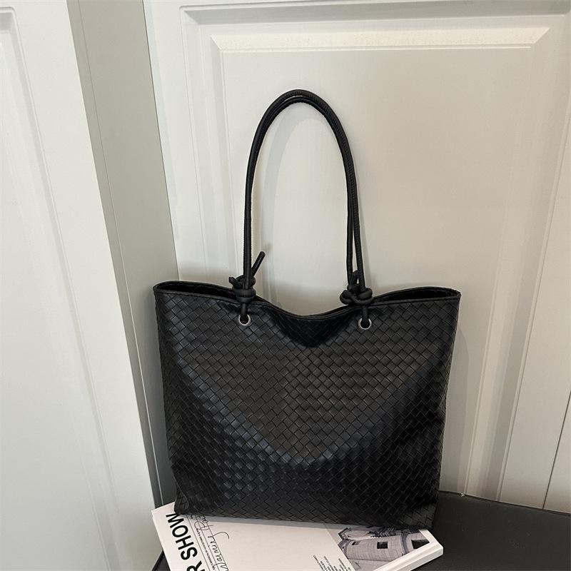 

Woven women s new solid color casual retro simple large capacity shoulder underarm tote handbag чёрный