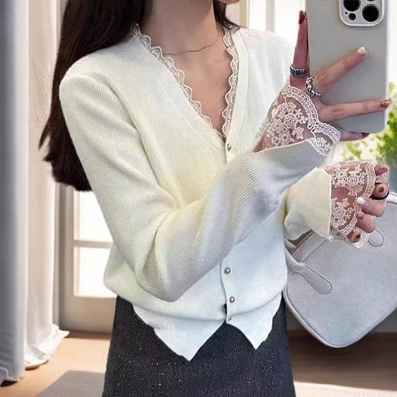 Cardigan Tricoté à Col V en Dentelle Patchwork Coréen pour Femme: Nouvelle Coupe Ample pour Automne/Hiver 2025 - Pull Manteau Polyvalent à Porter en Dessous