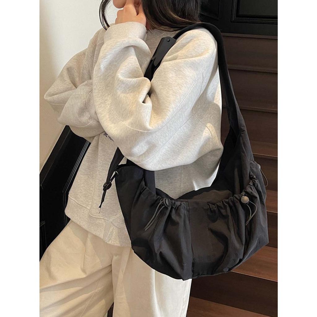 Canvas tas voor dames, grote capaciteit 2026 nieuwe zomer veelzijdig, niche design, enkele schouder crossbody tas, geplooide dumpling tas