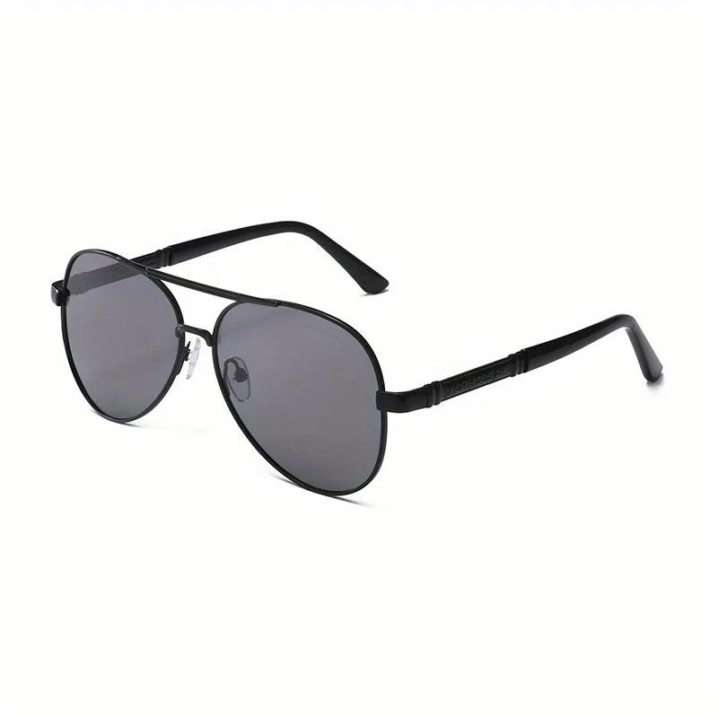 Okulary w metalowej oprawie Modne duże okulary w metalowej oprawie to idealny wybór na prezent. Nadają się zarówno dla mężczyzn, jak i kobiet.