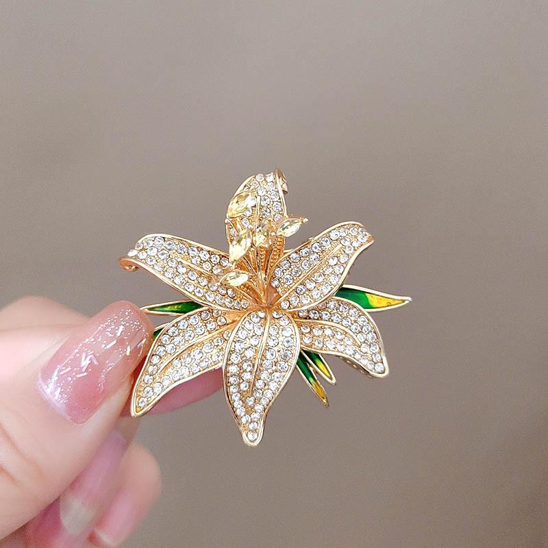 

Роскошная брошь «Бриллиантовая лилия»: Высококлассный, универсальный аксессуар-значок на лацкан.