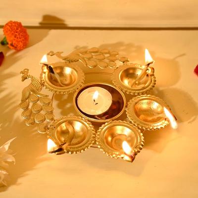 Urli Decorativo a Forma di Diya Pavone per Decorazione Domestica con 5 Diya ad Olio Attaccati per Galleggianti Sala Pooja Domestica (7 pollici)