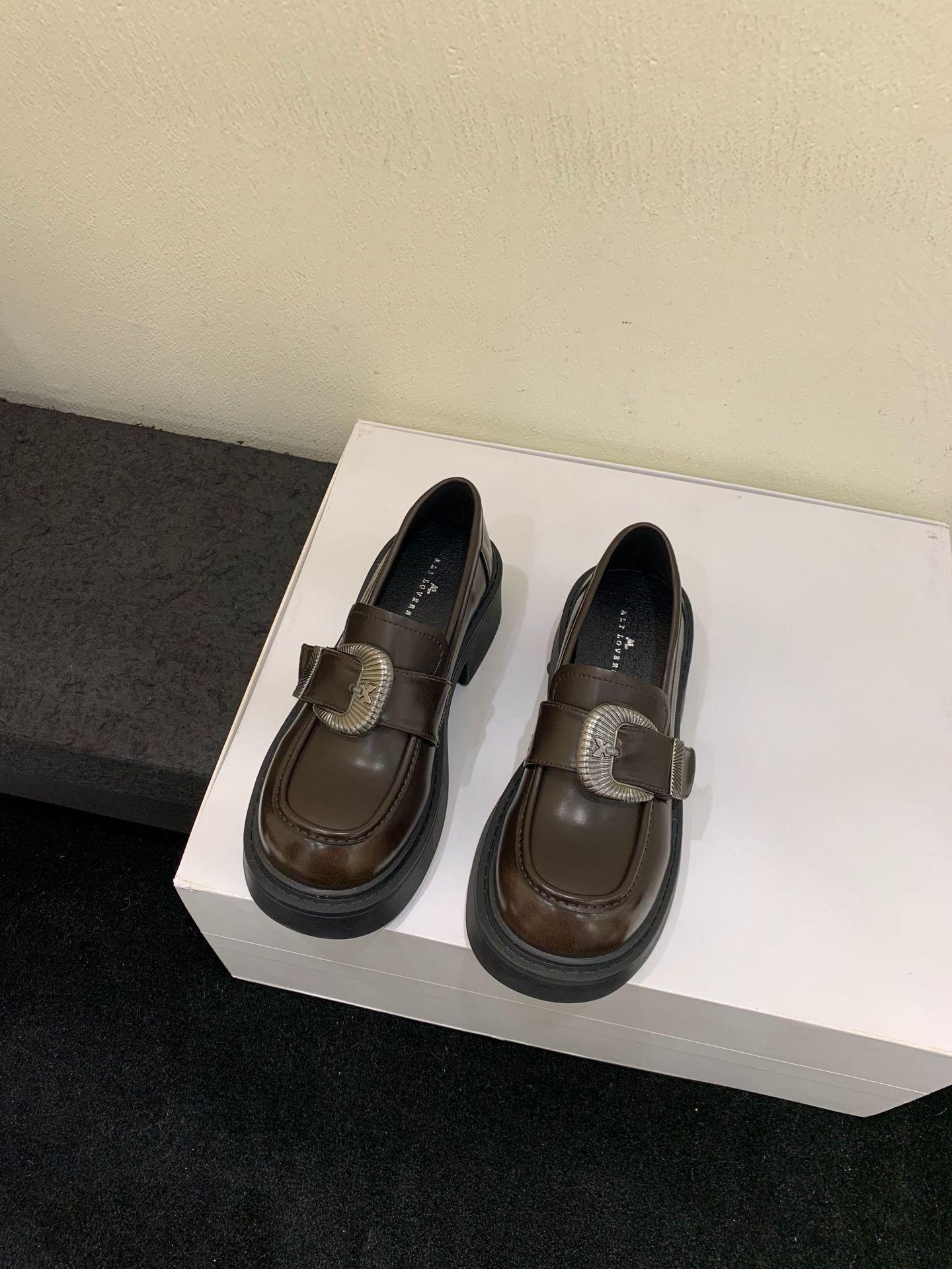 

Туфли на толстом каблуке, в французском стиле, ретро, коричневые, из маленькой кожи, женская обувь 2025, новые, лоферы с металлической пряжкой-ремнем, одинарные туфли 39 коричневый