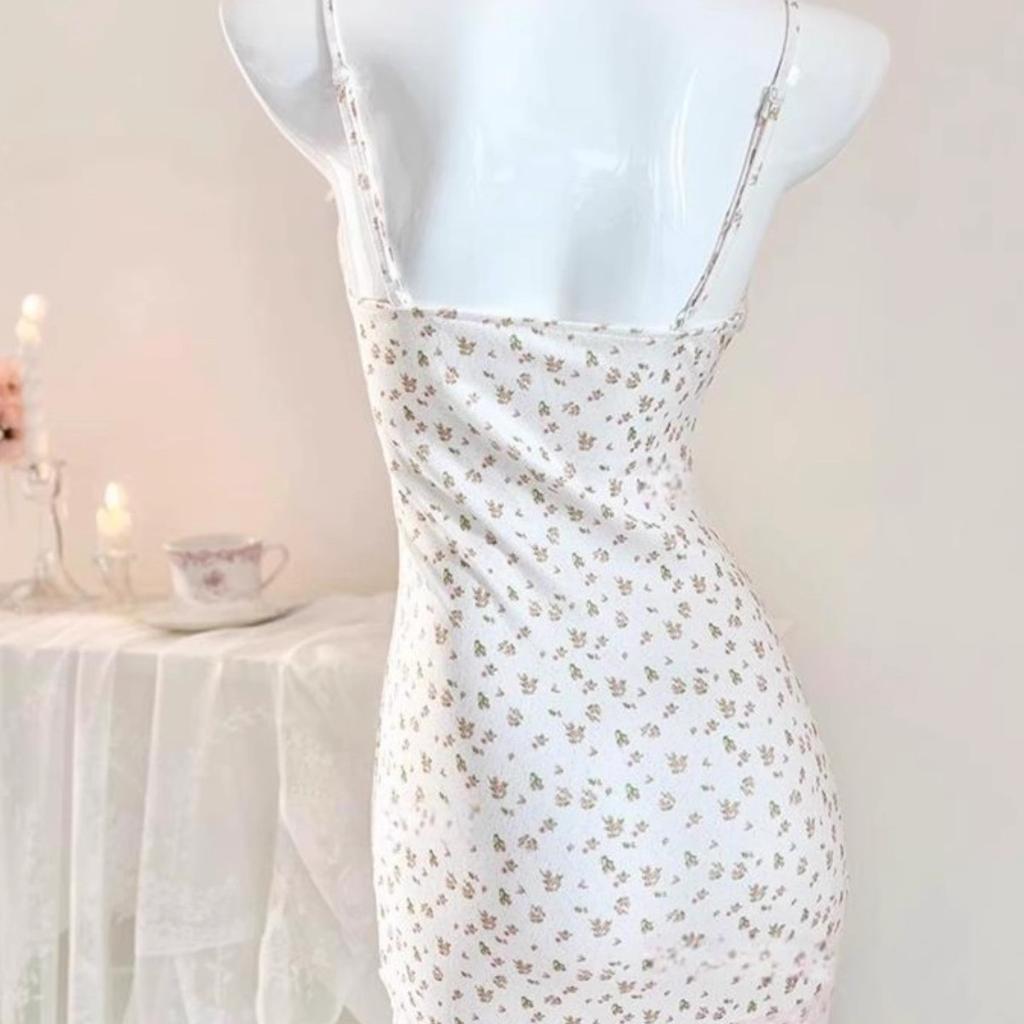 Sweet and spicy pure desire to wrap the buttocks and look thin, suspender nightdress, pajama with chest pad, small floral slim-fitting short skirt