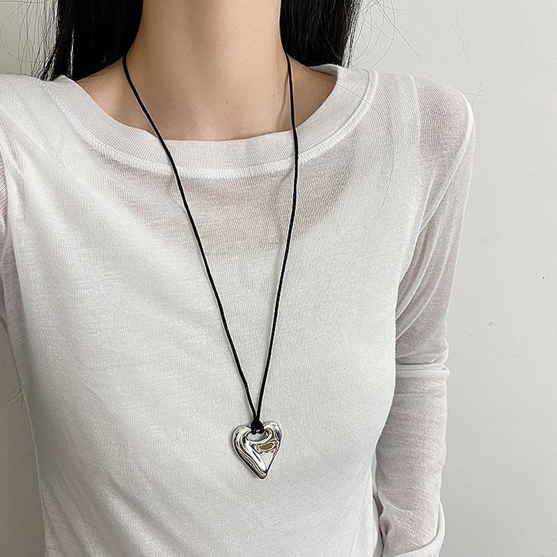 Asian Blogger-Inspired Saddle Bag Necklace: Luxury Women's Niche Sweater Chain Accessories