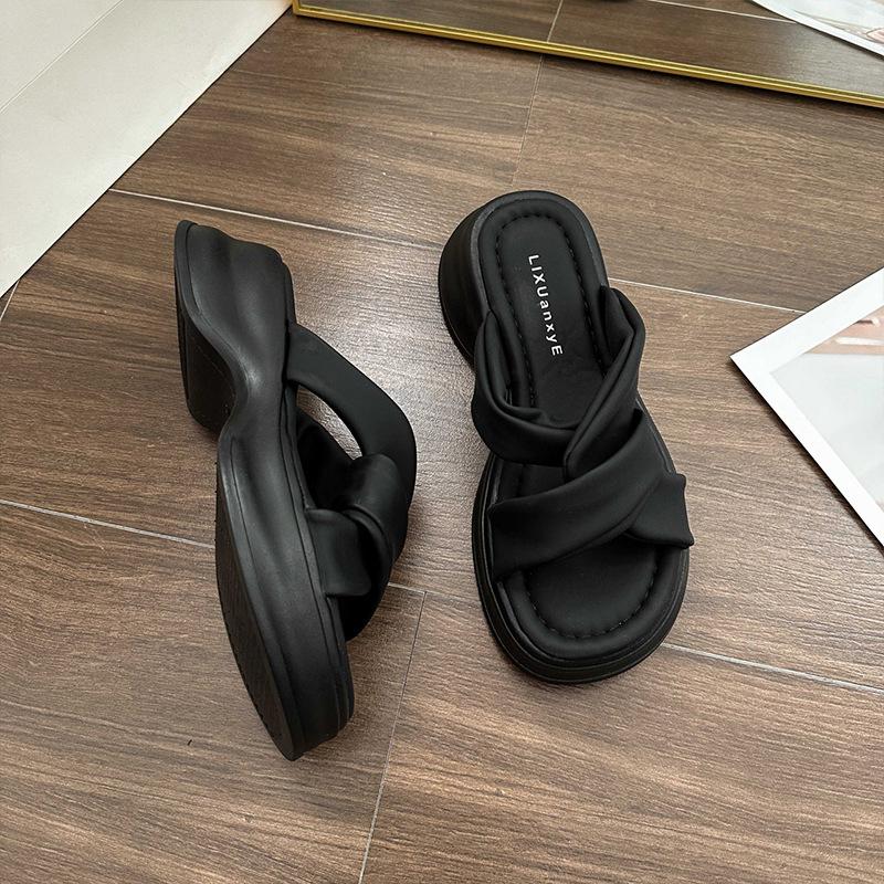 Thick-soled cool slippers women's summer outer wear fashion 2025 new high-end niche beach sandals casual one-word slippers