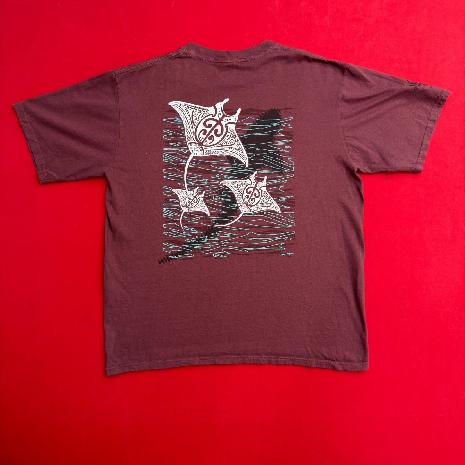 Surf Crazy Shirts Гавайи Мужская L Бордовая Футболка с Графикой Скат Племенной Y2K S