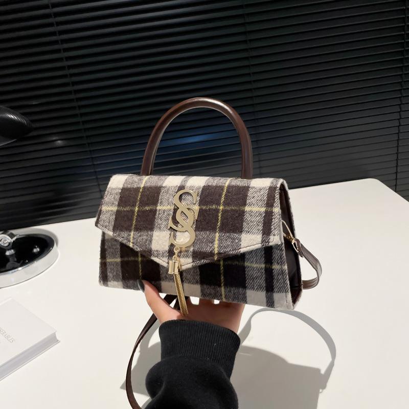

Niche design personalized fashion simple shoulder bag women s 2025 autumn and winter new temperament commuting oblique span small square bag