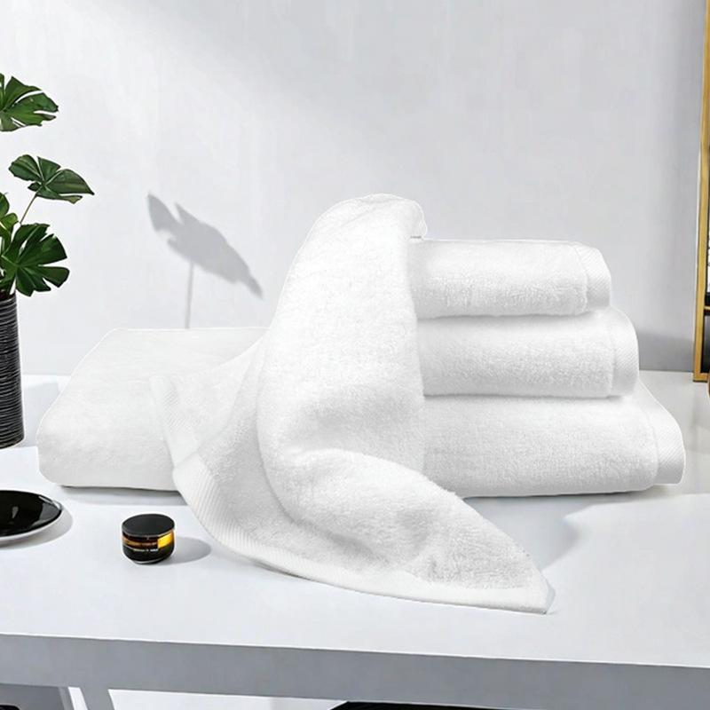 Hotel, casa de huéspedes, salón de belleza y spa – toallas y toallas de baño gruesas, absorbentes y sin pelusa, hechas de algodón puro, en blanco