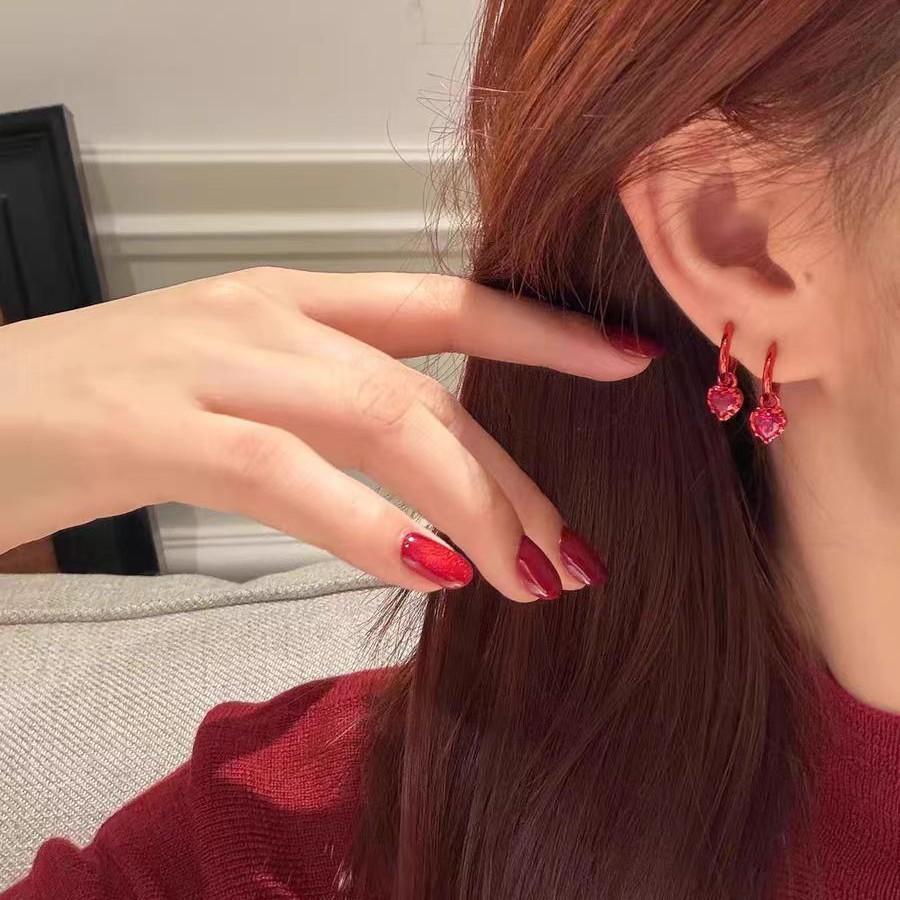 Exquisite Light Luxury Red Diamond Love Ear Buckle, Advanced Sense, New Temperament, Small Red Heart Simple and Versatile Earrings, Earrings.