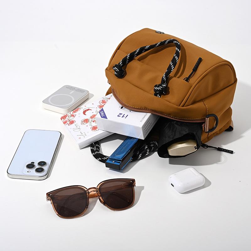 A Trendy Single-shoulder Bag with Multiple Layers, A Simple and Versatile Horizontal Design, and A Crossbody Design