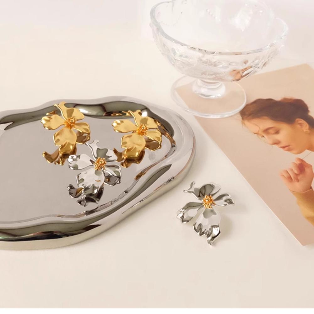 Niche Retro French High-end Temperament Metal Flower Simple Earrings Earrings Women