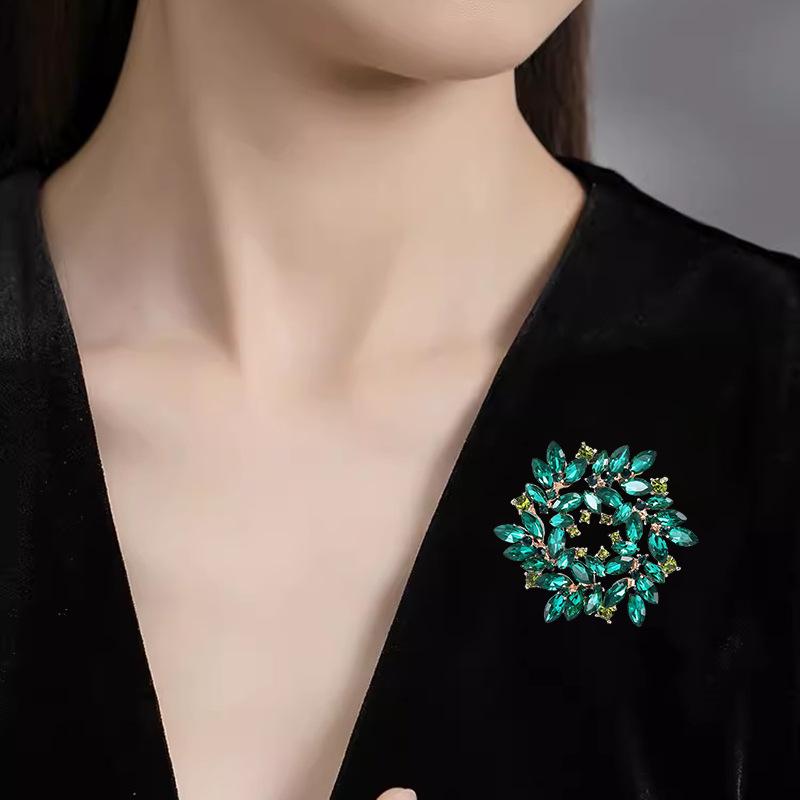 Spilla ghirlanda di cristallo retrò europea e americana nuova da donna atmosferica versatile corsage design di nicchia spilla accessori per abito