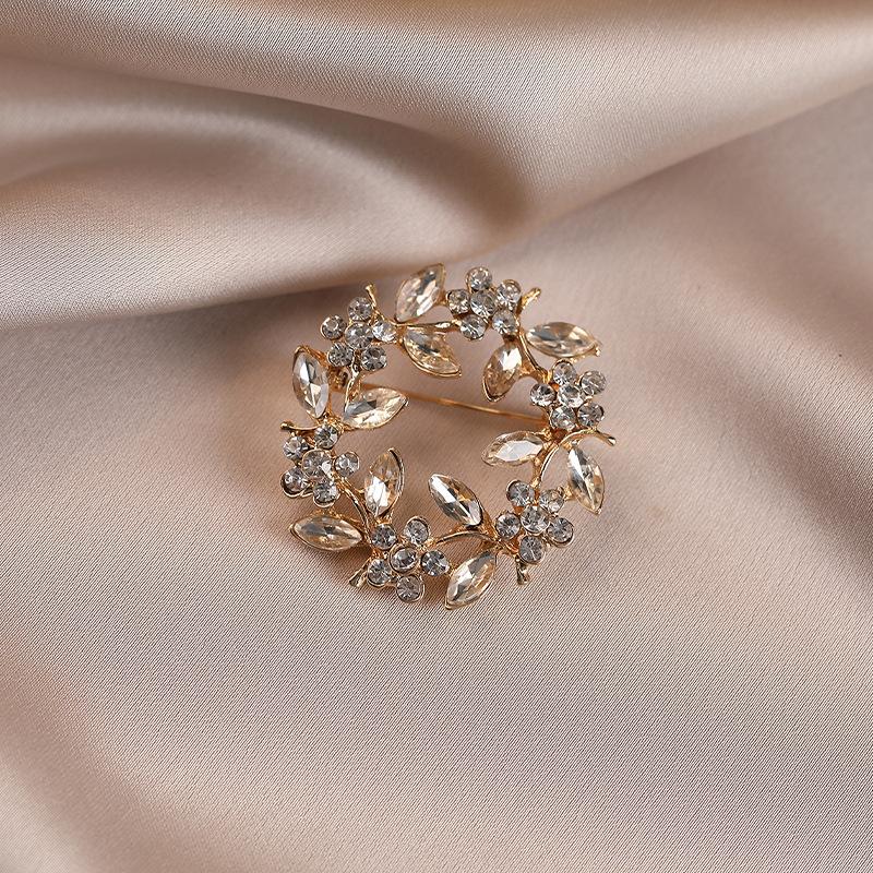 A Light Luxury and High-end Crystal Wreath Brooch, A Fashionable Pin, and An Elegant and Refined Brooch