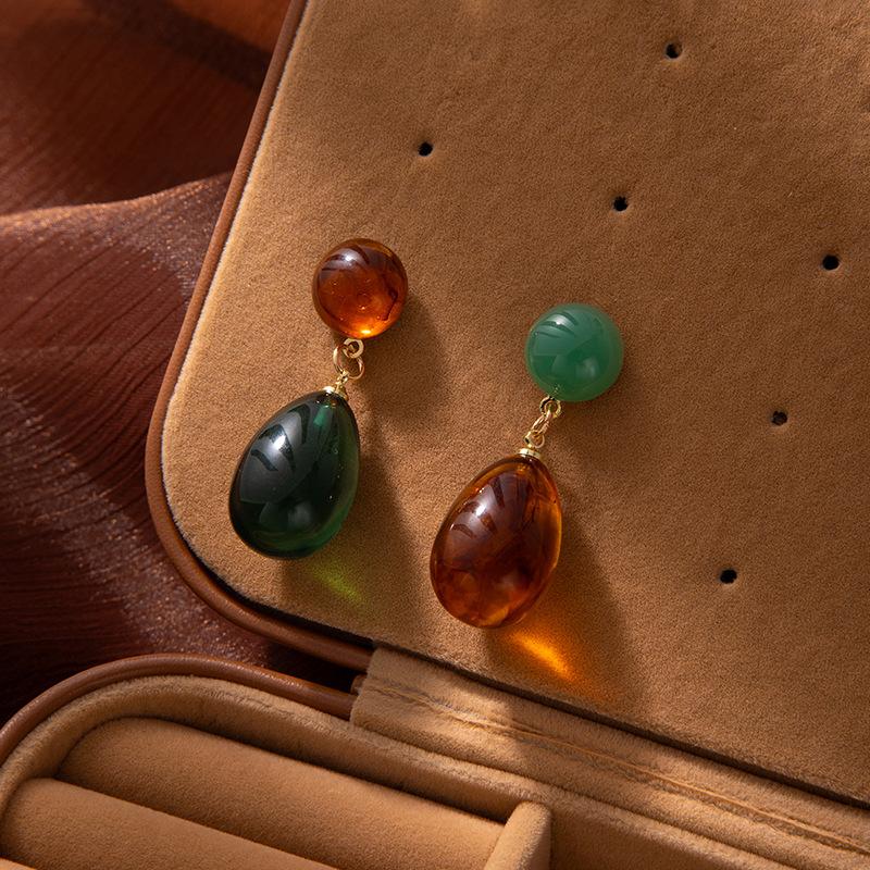 

Maillard Retro Clear Water Drop Contrasting Color Asymmetrical Earrings Women S Light Luxury Temperament Earrings Unique High-End Earrings