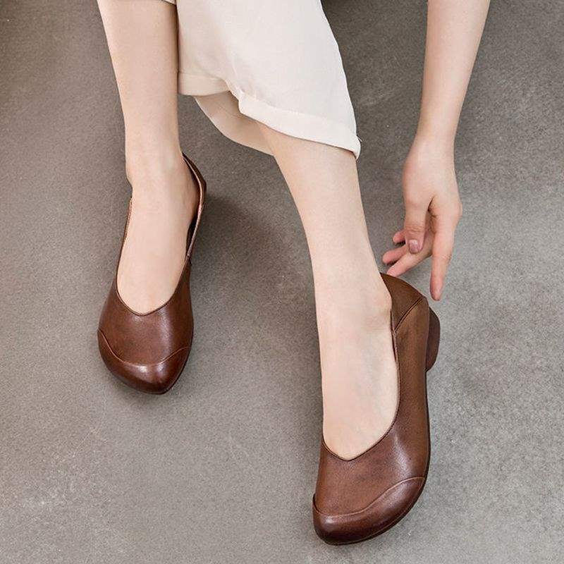 Весенние туфли для мамы на мягкой подошве с неглубоким вырезом для среднего и пожилого возраста одинарные туфли подошва из говяжьей кожи плоская подошва нескользящие ретро для квадратных танцев 39 темно-коричневого 3000₽