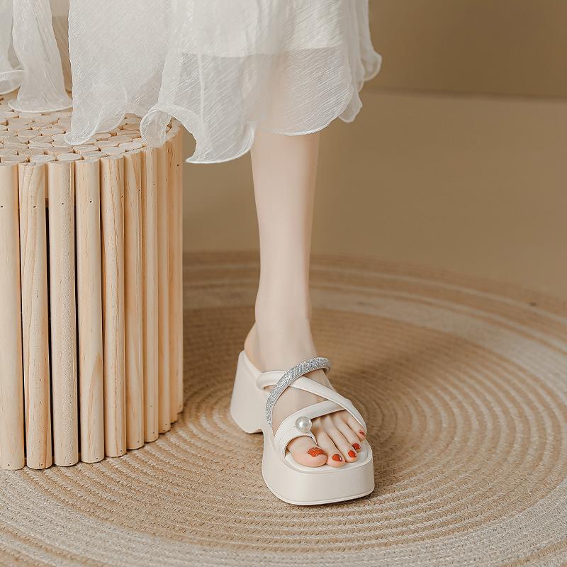

Thick-soled cool slippers women s spring and summer new muffin bottom toe flip-flops pearl rhinestones strips with beach shoes 40