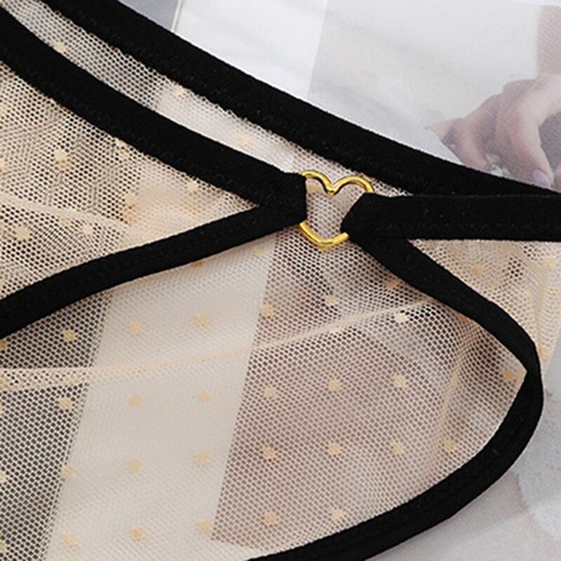 Тесіктері бар трусикидегі қыздар Тесіктері бар трусикидегі қыздар