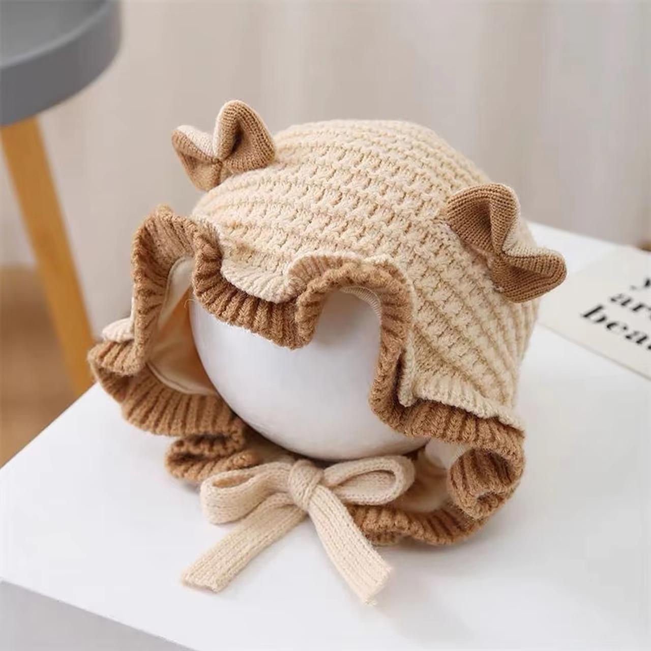 

Милая шапка для девочки с бантиком, зимняя, мягкая вязаная с оборками, для младенца, с защитой ушей, толстая, теплая, ветронепродуваемая, шапка-бини с ушками для малыша бежевый