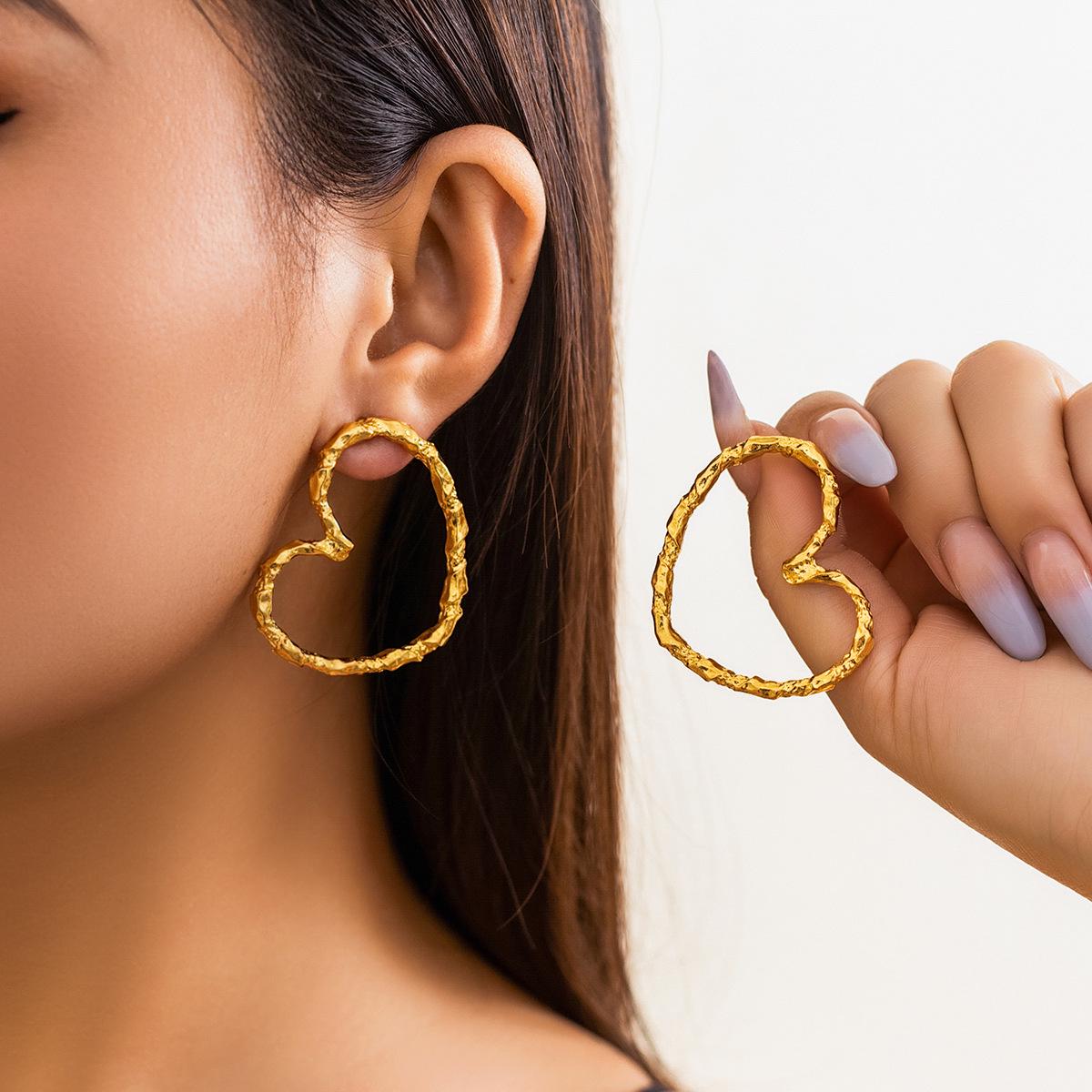 

Exaggerated French Round Metal Large Earrings: Simple Niche Irregular Textured Studs