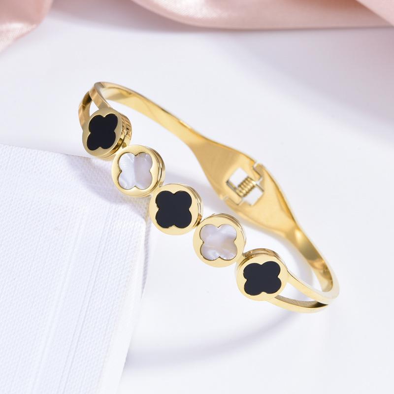 Pulseira aberta de aço inoxidável com trevo de quatro folhas e diamante incrustado em ouro rosa que não desbota