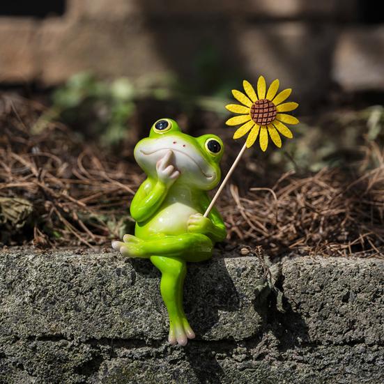 Garden Ornament Thinking Frog Holding Flower Shape Resin Statue Realistic Design Garden Pond Fountain Aquarium Figure