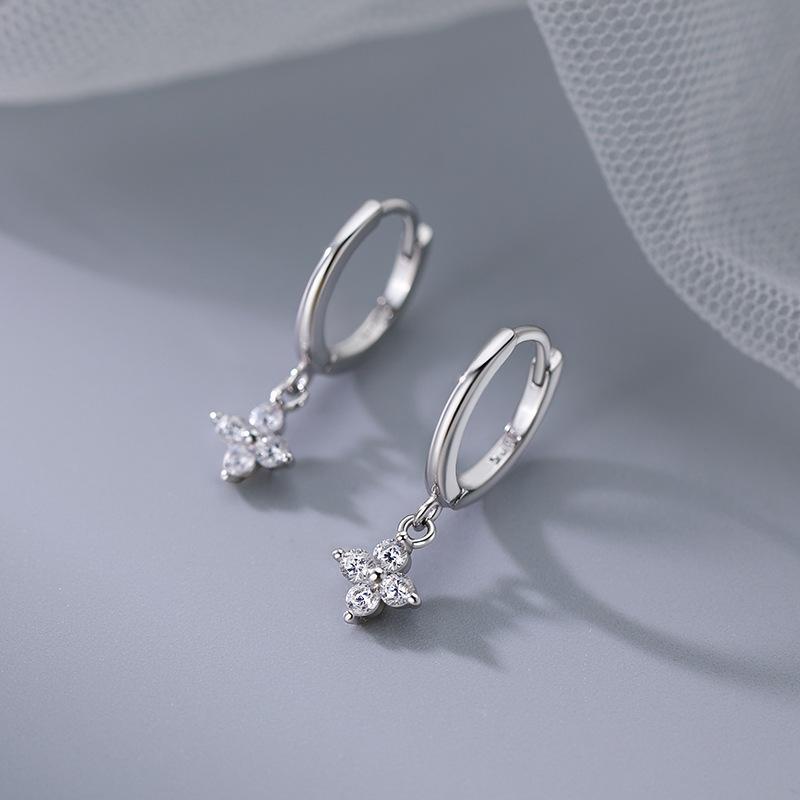  White Zircon Flower Hoop Earring for Women Luxury Crystal Four-leaf Clover Earrings Simple Fashion Huggies Jewelry Gifts