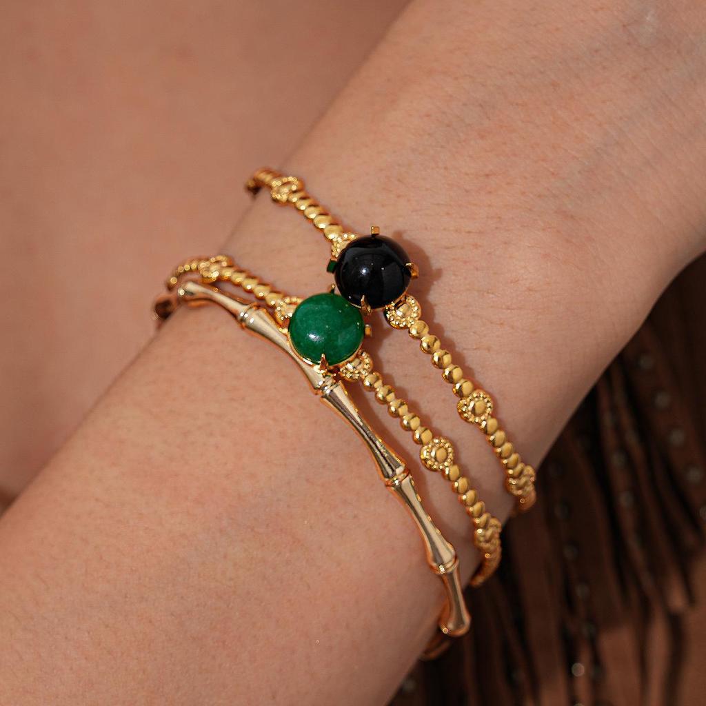 Elegante bracciale rigido aperto in acciaio al titanio e pietra naturale per donna