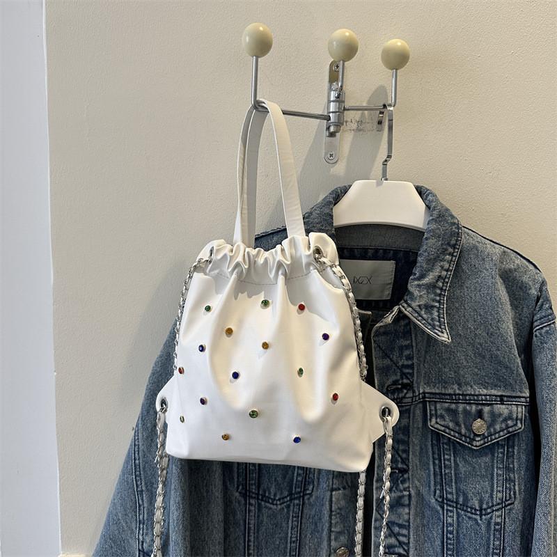 2023 Стильный рюкзак из ПУ кожи для женщин Городской шик Мини-сумка для путешествий с заклепками белый