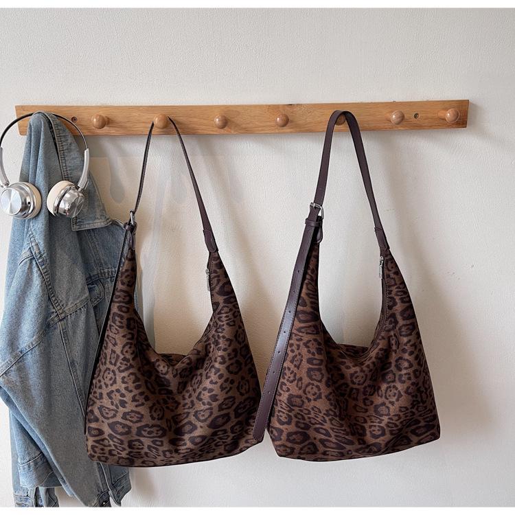 2025 New Retro Leopard Print Suede Tote: Large Capacity Autumn/Winter Shoulder Bag for Women - Korean Fashion Commute Style