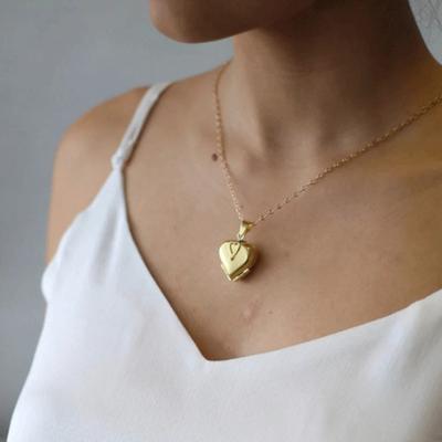 Personalized Love Heart Locket Necklace That Holds 4 Photos Four-leaf Clover Pendant Necklace for Women