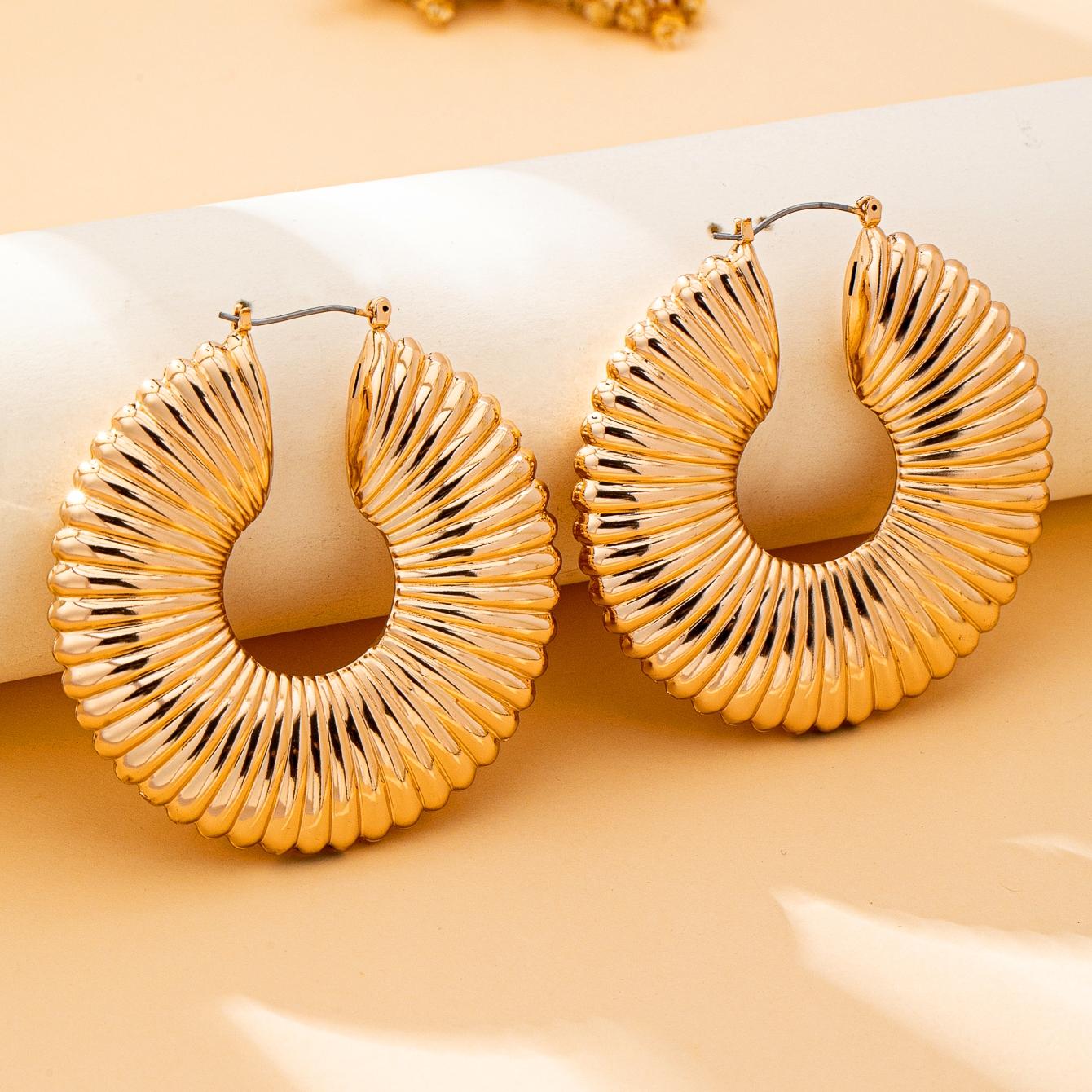 

A Pair of Women s Hoop Earrings with Circular Loop Pattern, Stylish and Simple, Suitable for Everyday Wear and Vacation