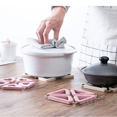 1Pcs Anti-heiße Tischset Hause Kunststoff Platte rotierenden Matte kreative rutschfeste Isolierung Pad