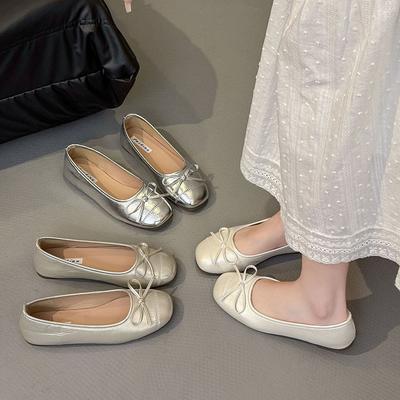 Chaussures plates à bout carré et nœud pour femmes été 2025 nouvelles rétro polyvalentes argentées à bouche légère chaussures douces à pompon