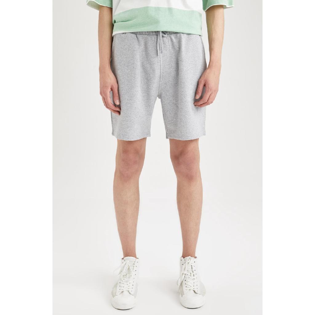 Kurz geschnittene Slim-Fit-Shorts