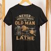 Altes Mann mit Drehbank T-Shirt, Holzdrechsler Holzwerker Geschenk, Schreiner Papa T-Shirt
