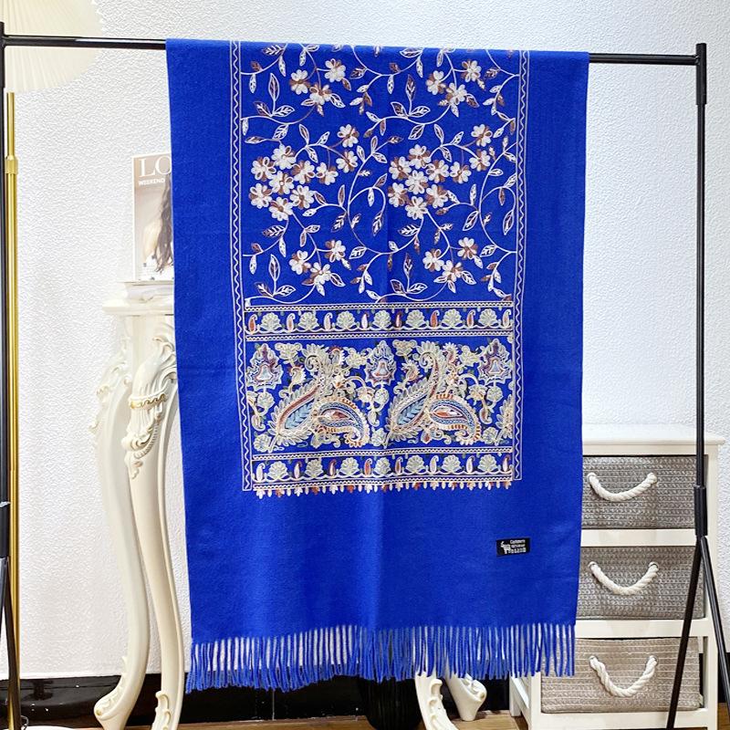 

Qinghai and Xinjiang embroidery paired with a cheongsam, worn as an outer layer, autumn and winter cashmere embroidered scarf, versatile wedding сапфірове скло синього кольору кольору