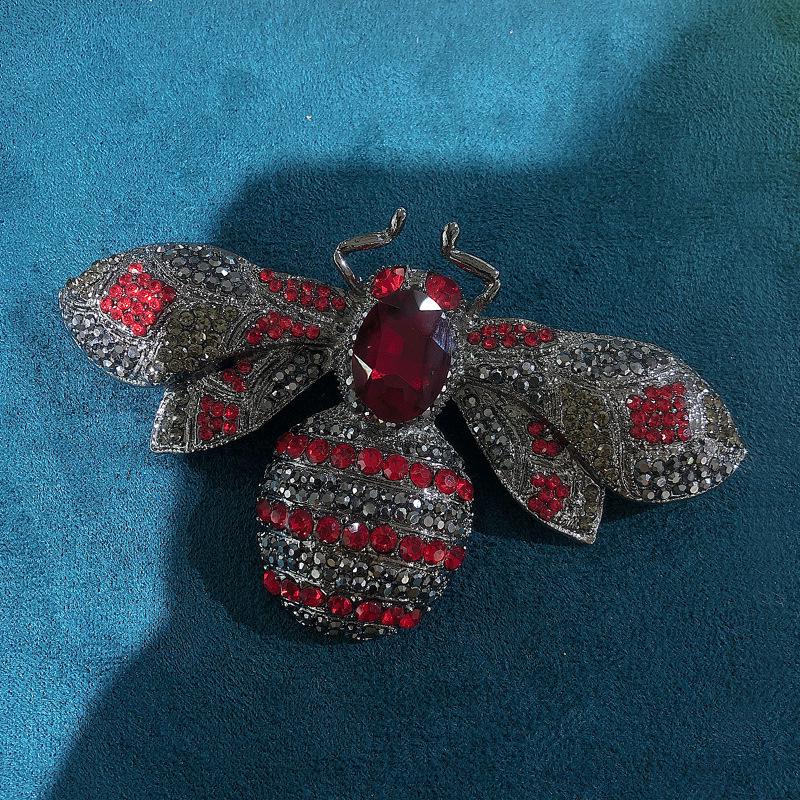 Elegant Baroque Crystal Bee Brooch: Retro Insect Pin for Unisex Coat and Suit Accessories