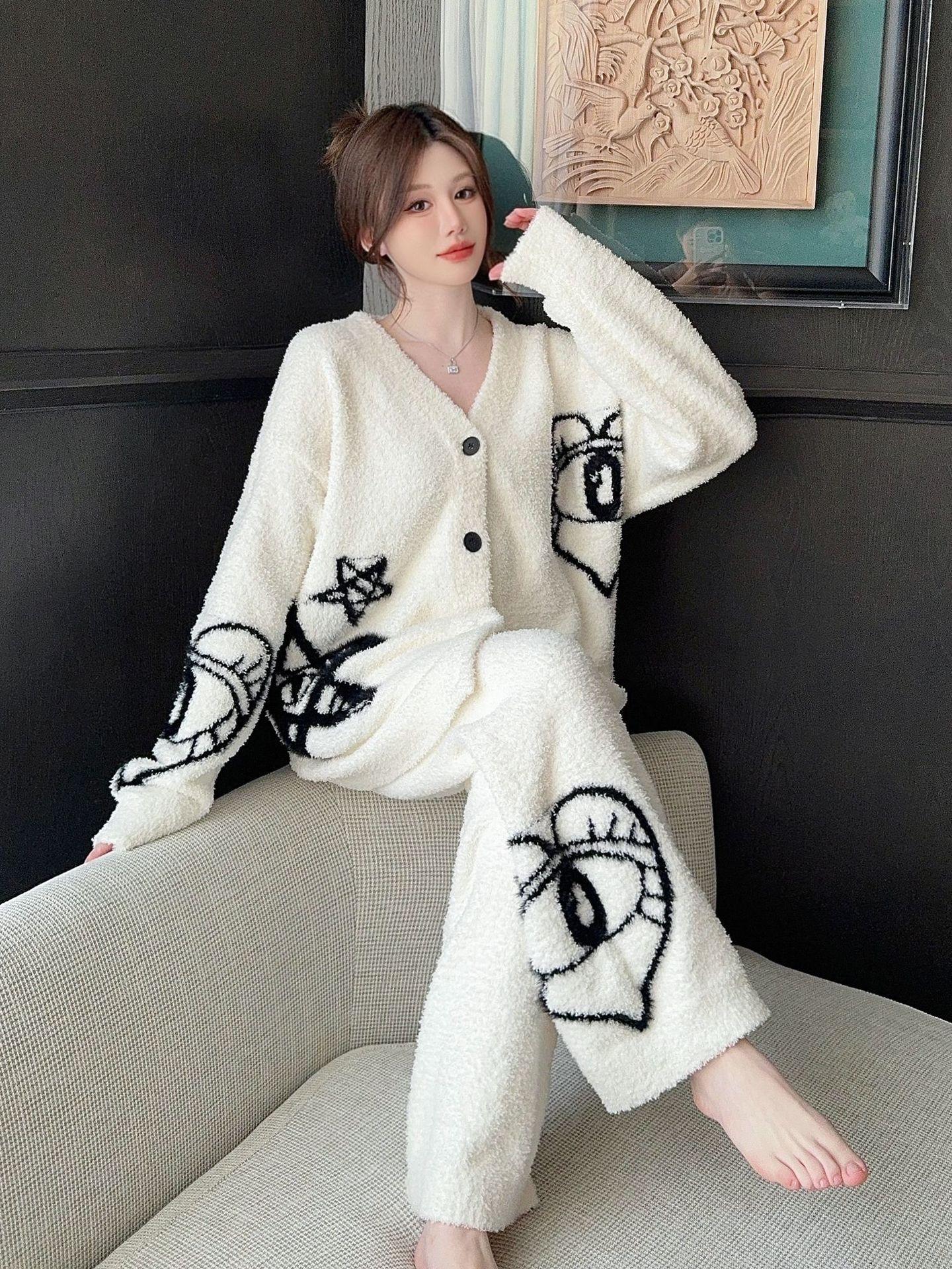 

In autumn and winter, thickened and velvet half-sided velvet loungewear is soft, warm and loose, and can be worn outside. Long-sleeved pajamas XXL